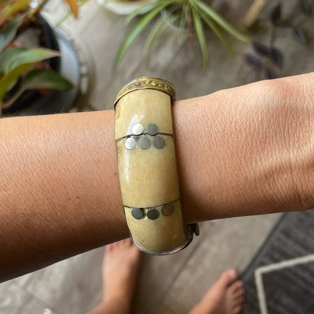 Vintage Ivory-Tone Inlay brass Bangle Bracelet w latch